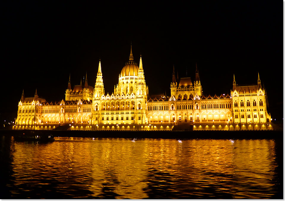 Passage des Parlaments von Budapest bei der nchtlichen Ausfahrt. 