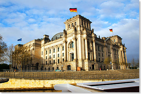 Das Reichstagsgebude im Morgenlicht.