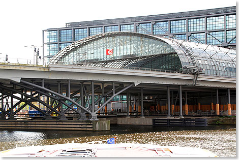 Der Hauptbahnhof von Berlin an Steuerbord voraus.