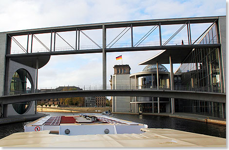 Fahrt durch das Bundestagsgebude mit dem Reichstag im Hintergrund.