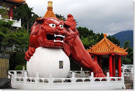 Er schaut zwar etwas streng, aber tut nichts: der Wchter-Lwe des Wenwu-Tempels am Sun-Moon-Lake in Taiwan. 
