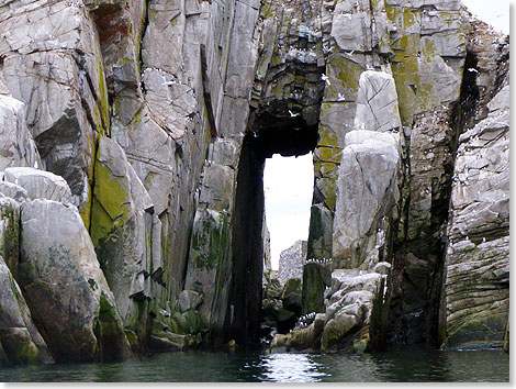 Beeindruckende Felsformationen auf den Malminskie Inseln im Ochotskischen Meer.