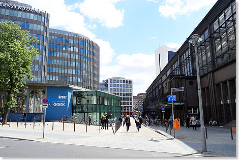 Rechts der Bahnhof Friedrichstrasse, der damalige Grenzbergang zwischen Ost- und Westberlin. Im Trnenpalast links wird an die Teilung Berlins erinnert.