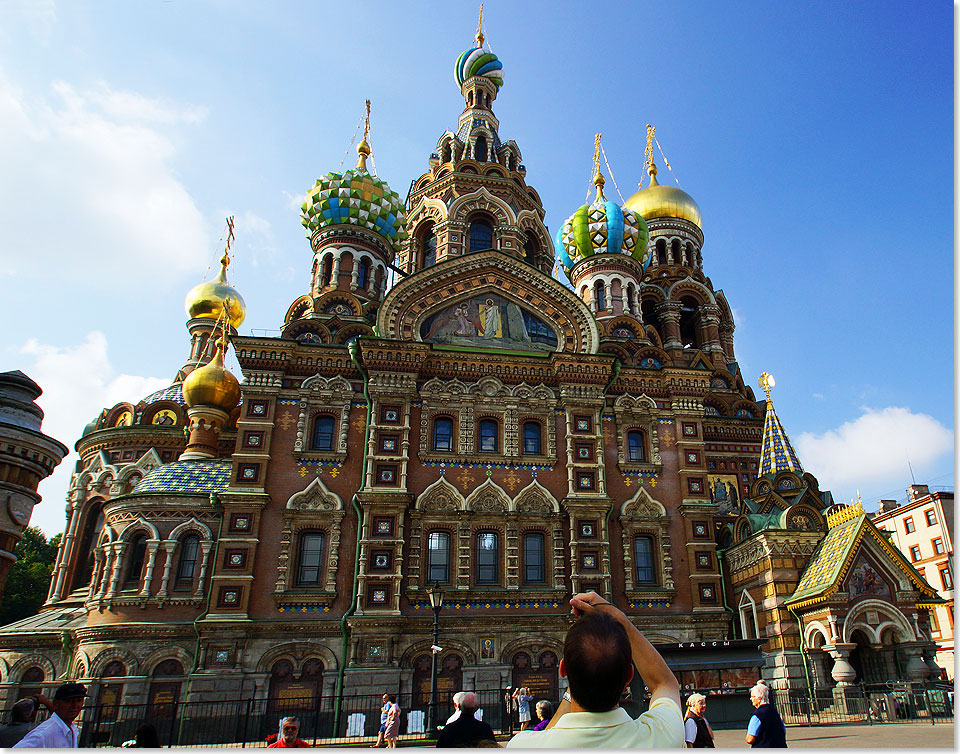 Die Christi-Auferstehungskirche (Erlser auf dem Blute) oder kurz Blutkirche genannt, ist fr St. Petersburg ungewhnlich, sie wurde nach typisch Moskauer Vorbild in den Jahren 1883 bis 1907 erbaut.