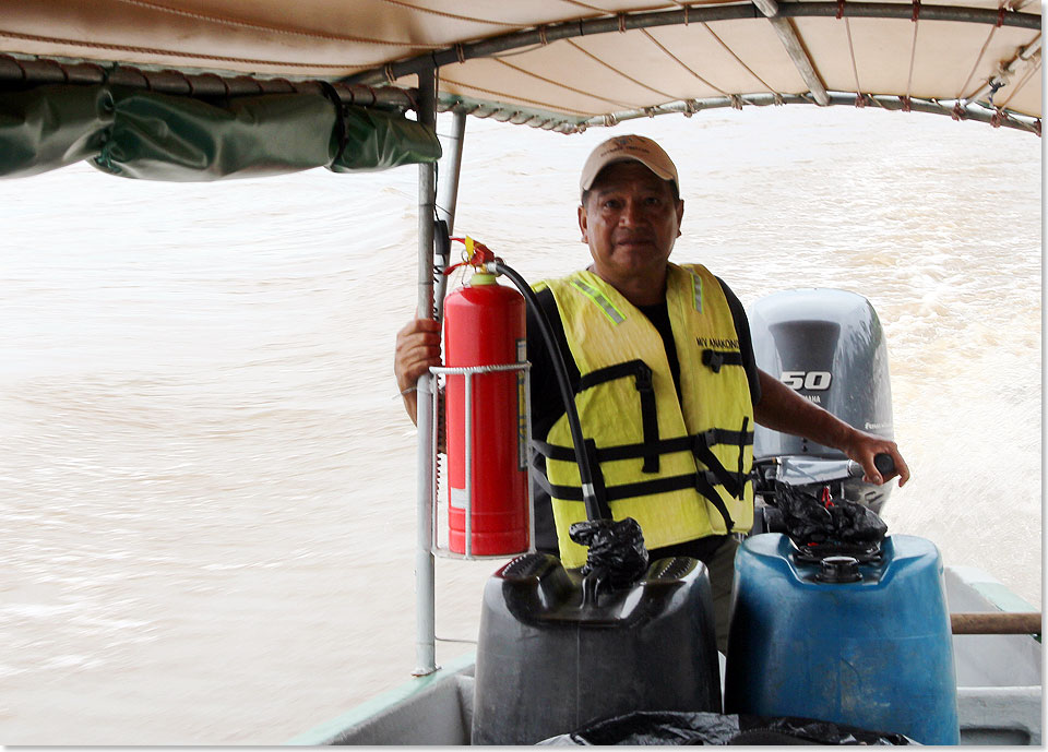 Newton steuert das Speedboot sicher durch die Untiefen des Rio Napo zur ANAKONDA.