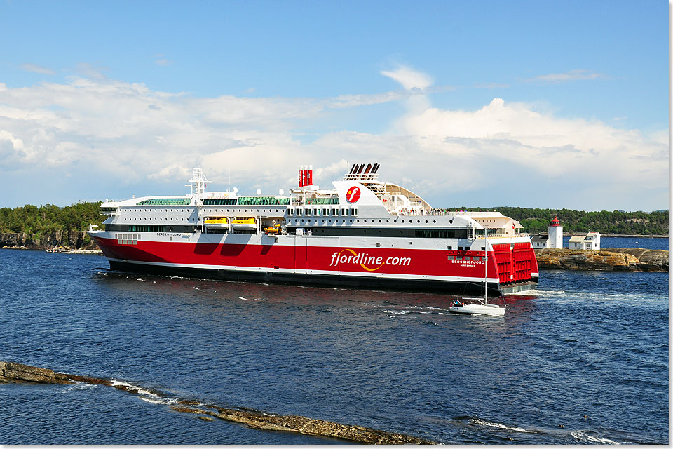 Die modernen Fhrschiffe von Fjord Line  BERGENSFJORD (im Bild in Langesund)  und STAVANGERFJORD  bieten Platz fr bis zu 1.500 Passagiere und 600 PKW, 