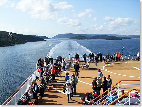 Blick vom achteren Sonnendeck der COLOR MAGIC aufs Kielwasser im Oslofjord.