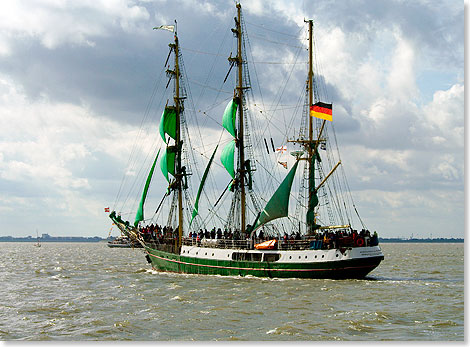 Auf der letzten Sail lief die ALEXANDER VON HUMBOLDT mit achterlichem Wind und stark gerefften Segeln weseraufwrts nach Bremen.