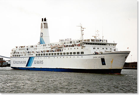 Die 1977 in Dienst gestellte DANA ANGLIA, hier 1996 im Hafen von Esbjerg, war die grte Fhre, die DFDS jemals fr die Linie Esbjerg  Harwich gebaut hat. 
