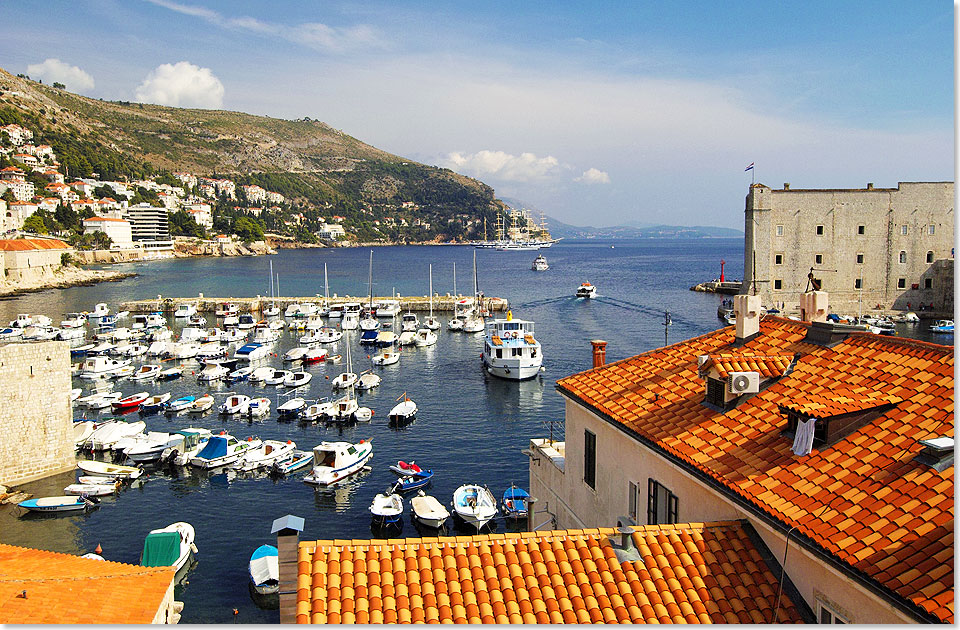 Alter Stadthafen von Dubrovnik mit Ausflugsbooten