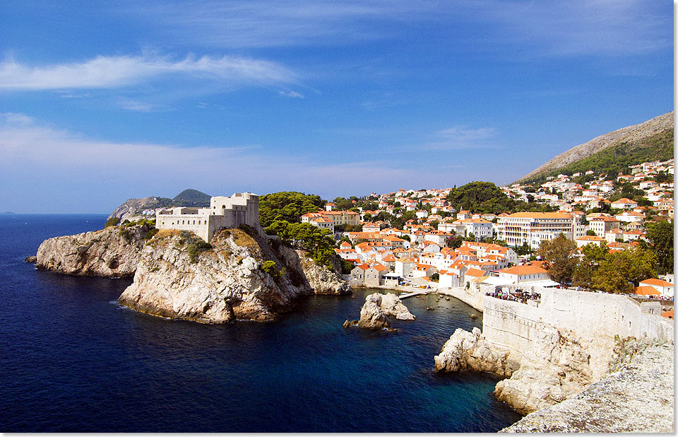 Blick ovn der Stadtmauer in Dubrovnik auf Fort Lovrijenac und Pile
