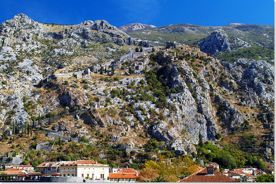 Imposante Festungsanlage an den Hngen ber Kotor