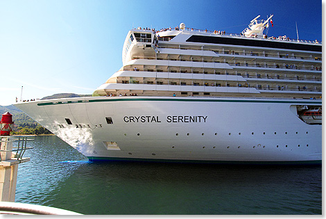 Kreuzfahrtschiff Crystal Serenitiy im Hafen von Kotor