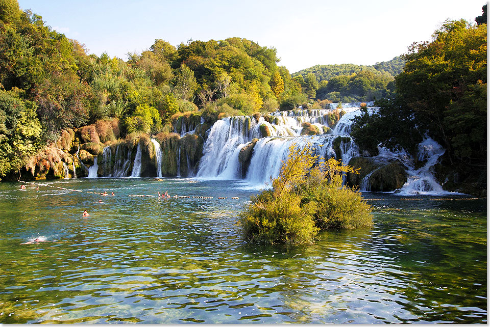 Der Fluss Krka in Kroatien hat neben vielen kleinen, acht groe Wasserflle, sieben davon innerhalb des Nationalparks Krka. Hier wird an diesem Sonnentag  