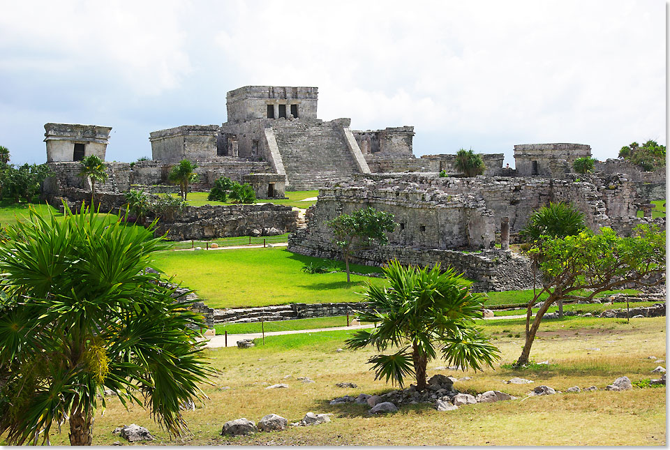 Anders als alle anderen Maya-Fundsttten liegt Tulum direkt am Meer. Die bekanntesten Bauten sind neben dem sogenannten Schloss der Tempel des absteigenden Gottes, der Tempel des Windes und der Freskentempel.