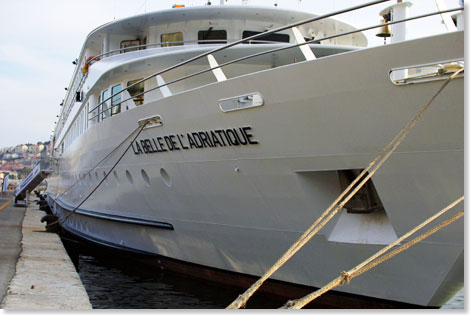 Die schneeweie Yacht LA BELLE DE L'ADRIATIQUE  DIE SCHNE DER ADRIA  erwartet die Landgnger wieder im Hafen von Dubrovnik.