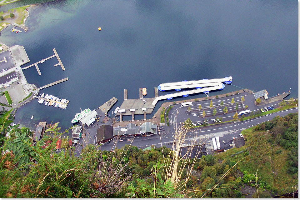 Der Hafen von Geiranger im Geirangerfjord, aufgenommen vom Berghof Westers. In der Bildmitte die Anleger fr die Tenderboote. Rechts daneben der SeaWalk, der bis an ein ankerndes Schiff herangefahren werden kann