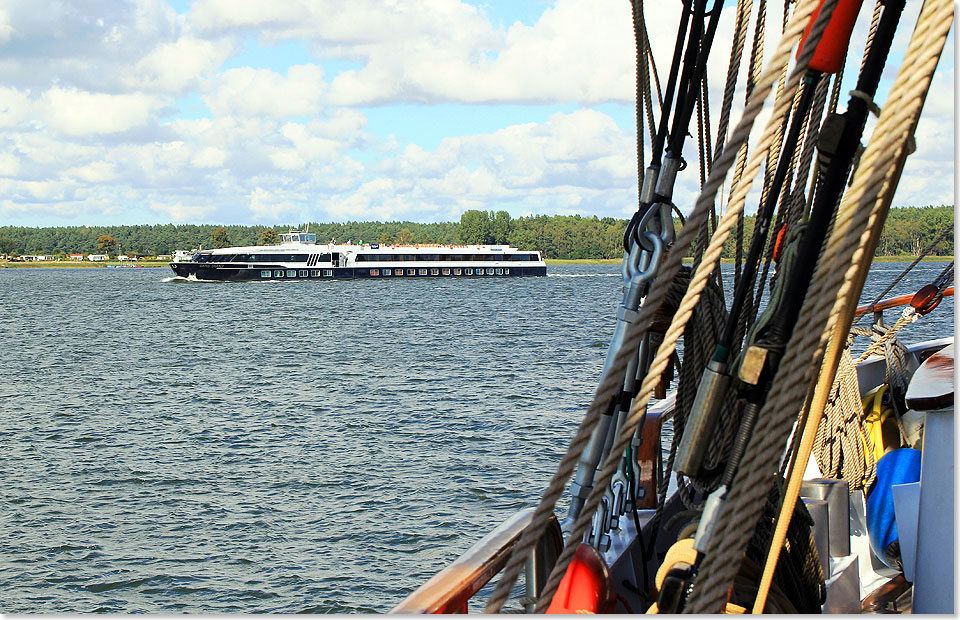 Das Flussschiff SANS SOUSI berholt im Strelasund.