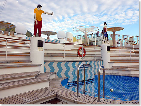 Farbenfrohe Kunstwerke finden sich nicht nur am Poolbereich an Bord. 