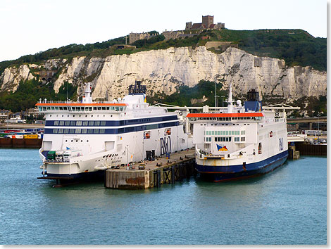 Zwei P&O-Fhrschiffe unterhalb des Dover Castle an ihrem Anleger; links im Bild die 2012 in Dienst gestellte SPIRIT OF FRANCE. 