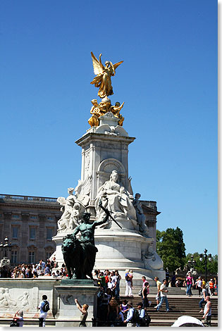 Das Victoria Memorial von 1911 vor dem Buckingham Palace am Ende der Londoner Prachtstrae The Mall.