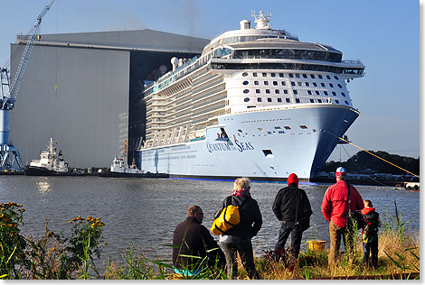 Am frhen Morgen des 13. August erfolgte im zweiten Anlauf die Ausdockung der 167.800 BRZ groen QUANTUM OF THE SEAS bei der Papenburger Meyer Werft.