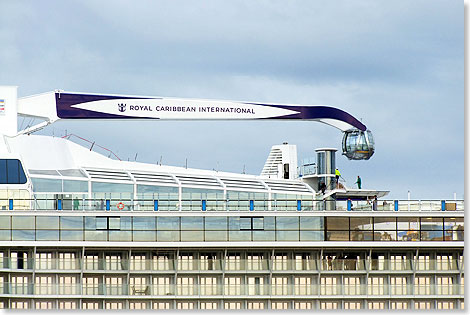 Am Eurogate-Containerterminal im Bremerhaven wurde die neuartige, 90 Meter hohe Aussichtsgondel North Star auf dem Schiff angebaut.