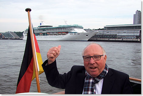Am 10. August wurde die  LEGEND OF THE SEAS auf der Elbe von Hamburgs Sportlerlegende und Ehrenbrger, Uwe Seeler, begrt.