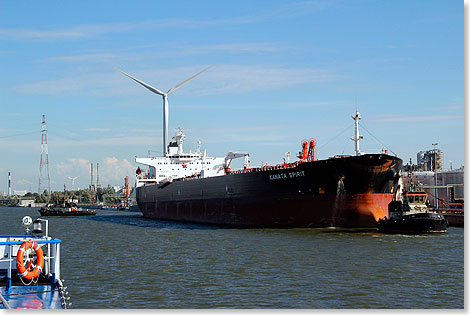 Der Antwerpener Hafen wird erreicht. Tanker, Containerschiffe, Autotransporter werden Passiert.