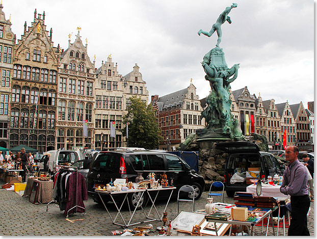 Auf dem Trdelmarkt vor dem Antwerpener Rathaus mit dem Denkmal des handwerfenden Brabos.