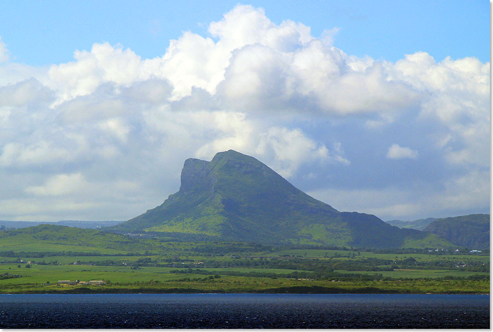 Die Insel Mauritius kommt in-Sicht mit typischem Piton oder Vulkankegel.