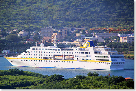 Die MS HAMBURG von Plantours in Bremen luft am 1. Februar 2014 in Port Louis auf Maritius zum Passagier-Wechsel ein.