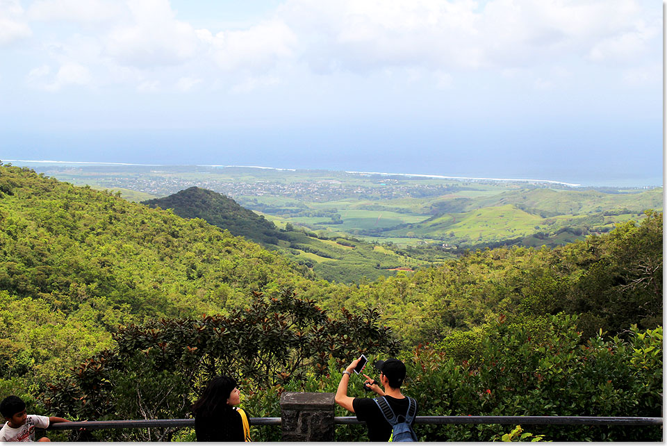 Mauritius  Blick vom Black River Gorges Nationalpark auf das Kstenland.