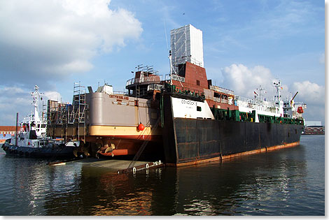 Im Bauch des Dockschiffes wird nun das neue Achterschiff der OSTFRIESLAND in den nchsten Tagen an der Pier der Brenn- und Verformtechnik (BVT) im westlichen Fischereihafen fest mit dem Vorschiff zusammengeschweit.