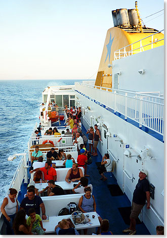 Auf der abendlichen Fahrt von Syros nach Pirus ist auch auf dem Bootsdeck der BLUE STAR NAXOS kaum noch ein Platz frei.