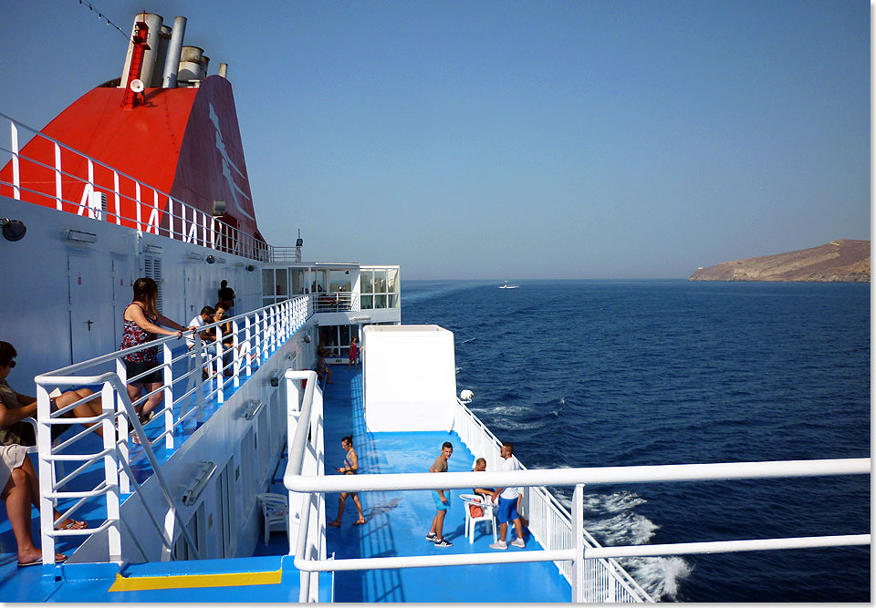 Das Bootsdeck der NISSOS MYKONOS, an Backbord die Sdspitze der Kykladen-Insel Kea.