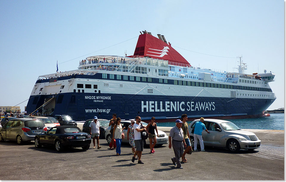 Mittelmeer-typisch hat die NISSOS MYKONOS in Syros mit dem Heck am Kai festgemacht. Ein- und ausschiffende Autos und Fupassagiere mssen im Hafen aufeinander Rcksicht nehmen.