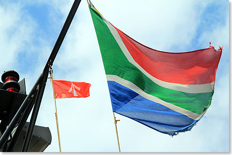 Stralsunder Heimatstadt-Flagge des Kapitns neben der sdafrikanischen Gastlandflagge.