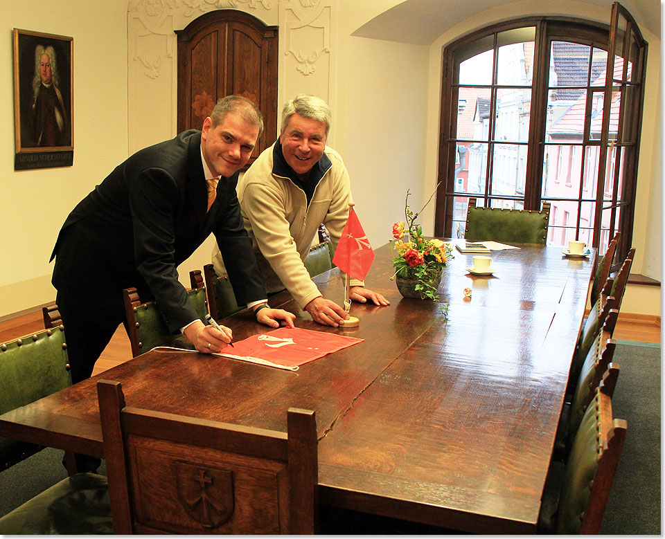 Stralsunds Oberbrgermeister Dr. Alexander Badrow signiert am 8. Januar 2014  im Beisein des Autors  im Rathaus die Stadtflagge fr Kapitn Udo Wlms von der CMA CGM BAUDELAIRE.