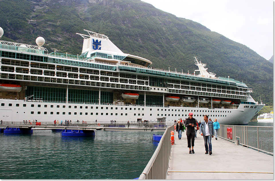 Zu Fu ber den Fjord: Die LEGEND OF THE SEAS (Royal Caribbean International) gehrte 2014 zu den Schiffen, die den SeaWalk in Anspruch genommen haben.