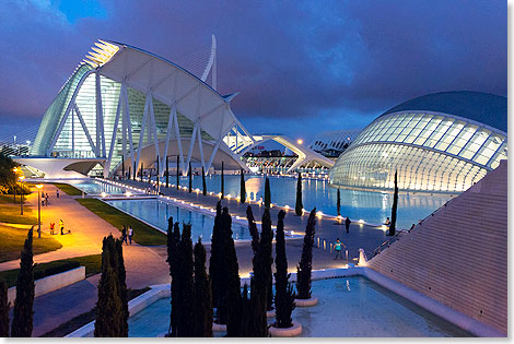 Valencia  City of Arts and Science. Bauten der Stadt der Knste und der Wissenschaft nach Plnen des Architekten Santiago Calatrava im Abendlicht.