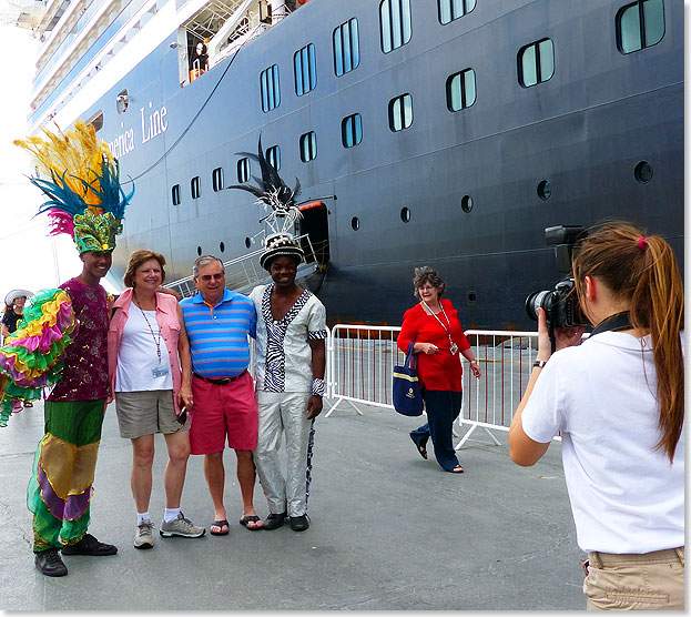 Die Bordfotografen sind immer am Ball. Auf Aruba gibts eine Begrung der besonderen Art, ein Bild, das man gern mitnimmt.