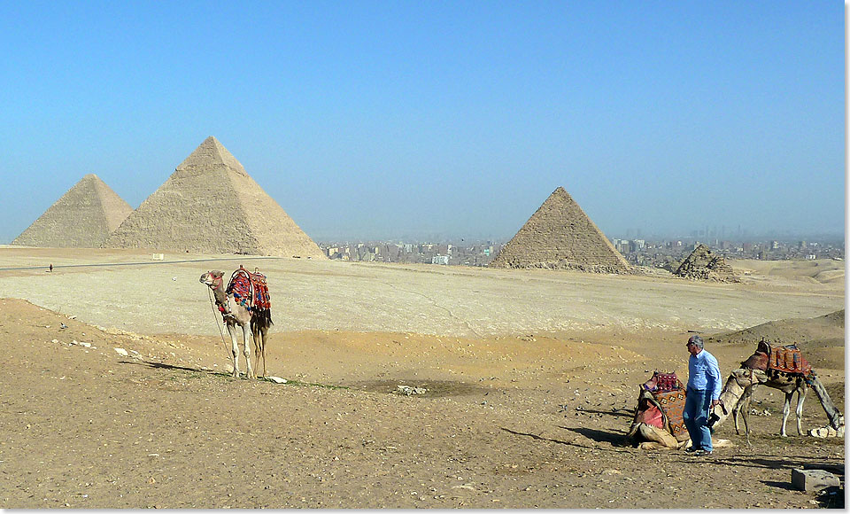 Das einzige Weltwunder der Antike, das wir heute noch bewundern knnen: die Pyramiden von Gizeh. Die Stadt im Hintergrund wchst immer nher an sie heran.
