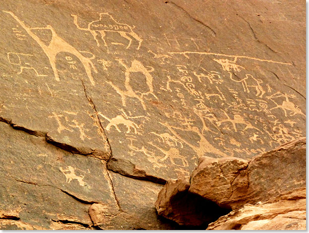 Spuren der Nabater. Zeichen an einer Felswand im Wadi Rum wiesen Karawanen den Weg.