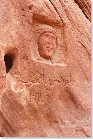 Im Wadi Rum erinnert an einem Felsen ein Portrt, in Stein gehauen, an den Englnder T.E. Lawrence, den legendren Lawrence of Arabia, der 1916 hier wirkte.