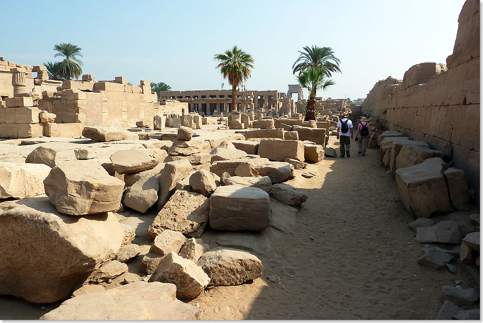 Vieles blieb stehen, vieles wurde nach der Pharaonenzeit fr den Bau neuerer Bauwerke abgetragen. Noch immer beeindruckt die Ausdehnung der Tempelanlage von Karnak.