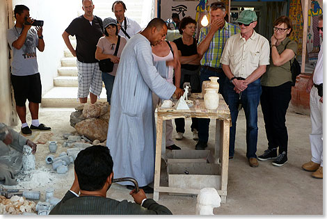 In einer Alabasterwerkstatt werden gyptische Souvenirs produziert und angeboten. Handeln um den Preis war immer angesagt.