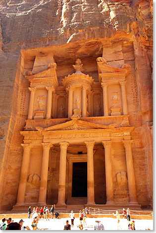 Petra, einst Hauptstadt des Nabaterreichs, beherrschte lange den Handel im Vorderen Orient. Gut erhalten, das Schatzhaus, das an einen Tempel erinnert.