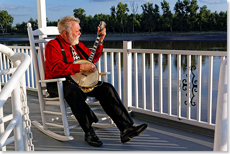 Banjospieler Mike Gentry sitzt mit seinem Banjo auch am liebsten drauen an Deck.