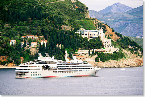Die LE LYREAL von Ponant Kreuzfahrten in der Bucht von Kotor, Montenegro.